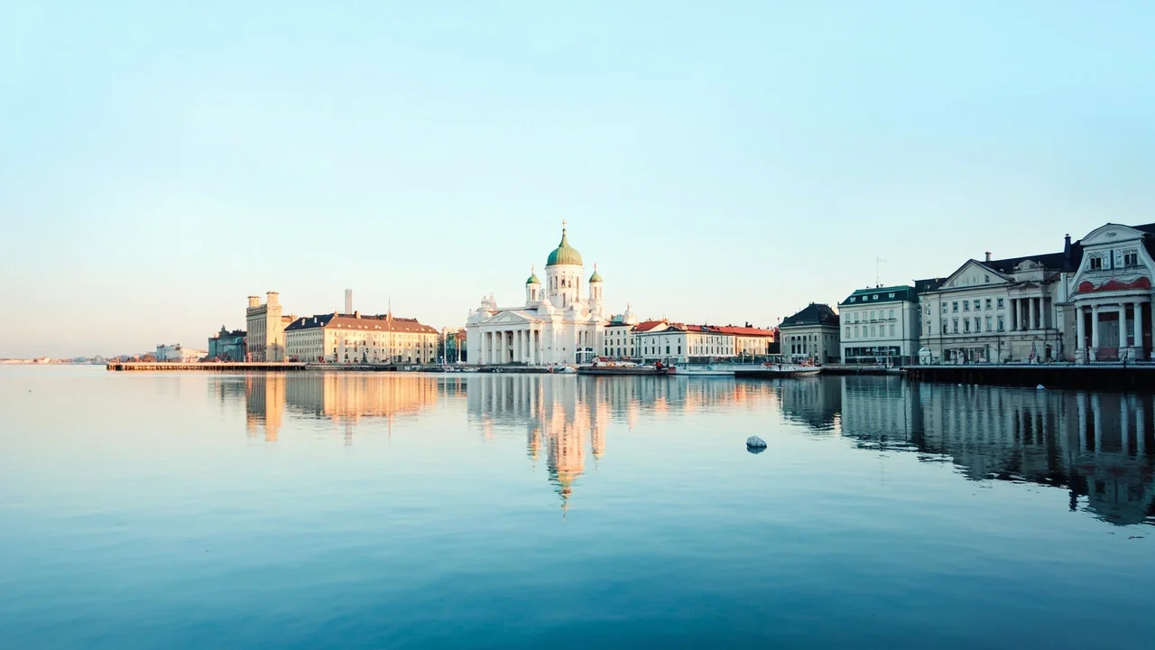 Le port et la cathédrale d'Helsinki en Finlande