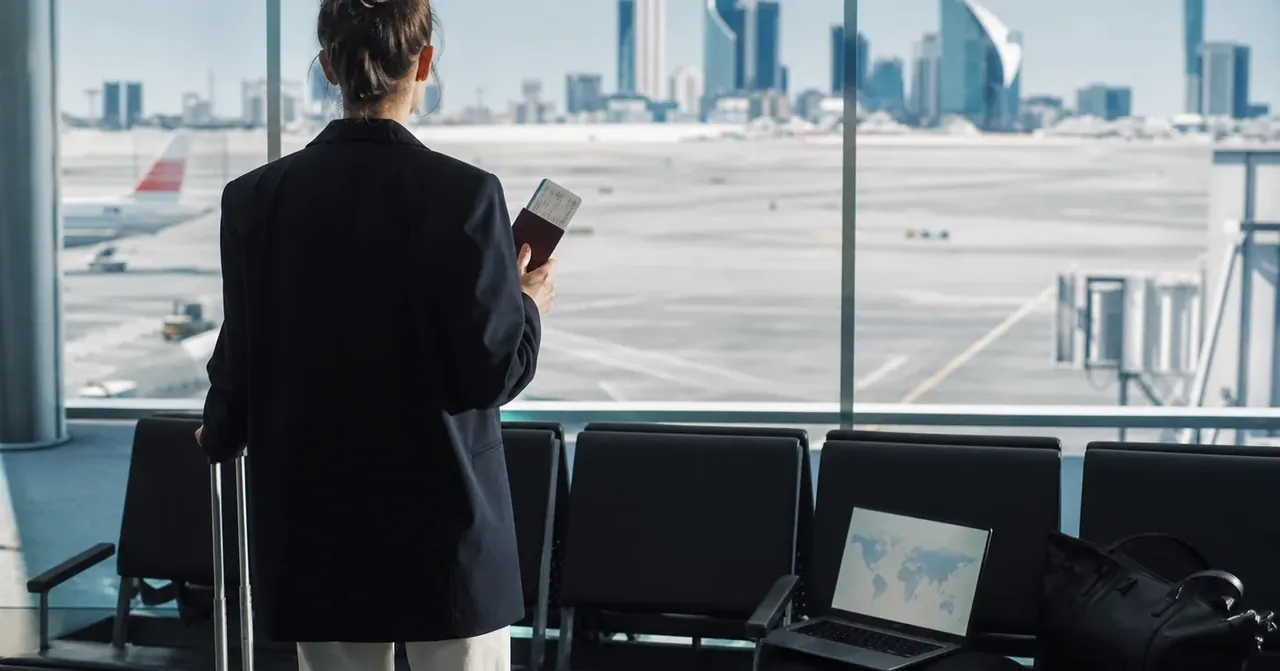 Voyageur français attendant son départ, passeport et valise à la main